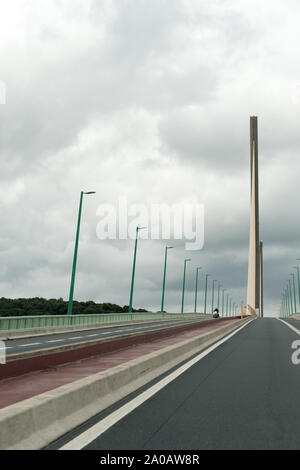 Caudebec-en-Caux, Seine-Maritime/Frankreich - 13. August 2019: Motorrad Überqueren der Brotonne Brücke über den Fluss Seine in der Normandie Stockfoto