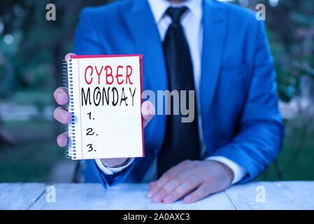 Text Zeichen angezeigt Cyber Monday. Business Foto Text Marketing Begriff für Montag nach Thanksgiving in den USA Mann hält leere Papier mit Kopie spa Stockfoto