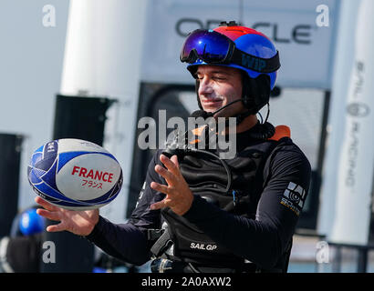 Billy Besson, Steuermann von Frankreich SailGP Team, Fänge ein Frankreich Rugby World Cup 2019 Ball als die Mannschaften, die den Start des Rugby World Cup in Japan während der letzten SailGP Ereignis der Saison 1 in Marseille, Frankreich feiern. Stockfoto