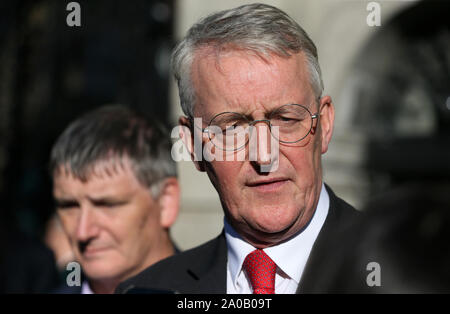 Hilary Benn, Vorsitzender des House of Commons' Brexit Ausschuss, spricht mit den Medien außerhalb Leinster House in Dublin, wie er und andere Mitglieder des Ausschusses in Dublin für eine Reihe von Sitzungen, einschließlich Projekten mit Simon Coveney und Gardasee Kommissar zeichnete Harris. Stockfoto