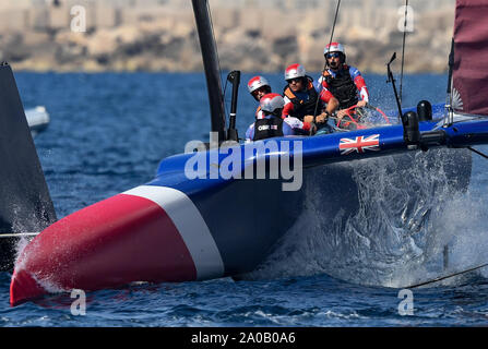 Großbritannien SailGP Team helmed von Dylan Fletcher Segel in der Nähe einer pferderennbahn Markierung, wie sie in der Praxis Rennen vor der endgültigen SailGP Ereignis der Saison 1 in Marseille, Frankreich konkurrieren. Stockfoto