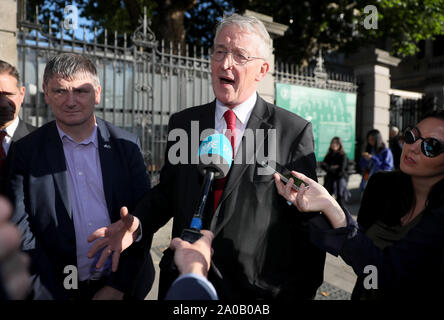 Hilary Benn, Vorsitzender des House of Commons' Brexit Ausschuss, spricht mit den Medien außerhalb Leinster House in Dublin, wie er und andere Mitglieder des Ausschusses in Dublin für eine Reihe von Sitzungen, einschließlich Projekten mit Simon Coveney und Gardasee Kommissar zeichnete Harris. Stockfoto