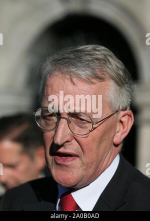 Hilary Benn, Vorsitzender des House of Commons' Brexit Ausschuss, spricht mit den Medien außerhalb Leinster House in Dublin, wie er und andere Mitglieder des Ausschusses in Dublin für eine Reihe von Sitzungen, einschließlich Projekten mit Simon Coveney und Gardasee Kommissar zeichnete Harris. Stockfoto