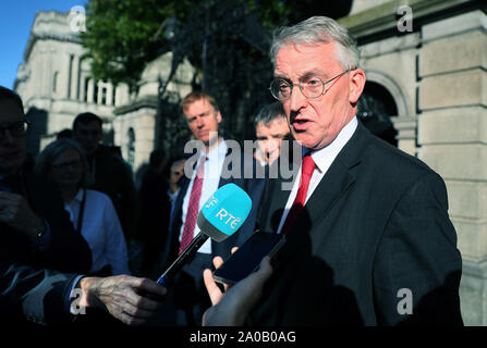 Hilary Benn, Vorsitzender des House of Commons' Brexit Ausschuss, spricht mit den Medien außerhalb Leinster House in Dublin, wie er und andere Mitglieder des Ausschusses in Dublin für eine Reihe von Sitzungen, einschließlich Projekten mit Simon Coveney und Gardasee Kommissar zeichnete Harris. Stockfoto