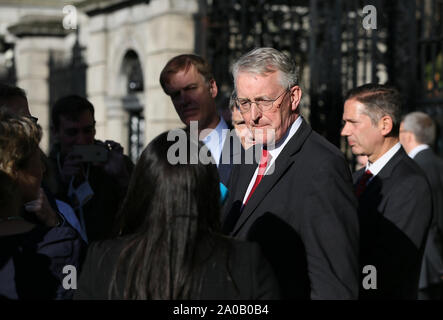 Hilary Benn, Vorsitzender des House of Commons' Brexit Ausschuss, spricht mit den Medien außerhalb Leinster House in Dublin, wie er und andere Mitglieder des Ausschusses in Dublin für eine Reihe von Sitzungen, einschließlich Projekten mit Simon Coveney und Gardasee Kommissar zeichnete Harris. Stockfoto