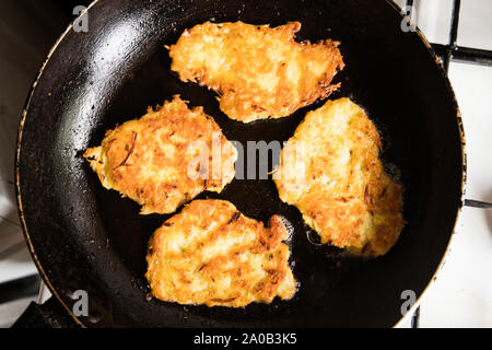 Traditionelle polnische Kartoffelpuffer auf Pan Stockfoto