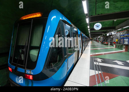 Stockholm, Schweden. September 2019. Die Innenansicht des Kungstradgarden Metro Stration Plattform Stockfoto