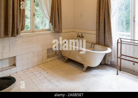 Im alten Stil Badezimmer mit Badewanne Stockfoto