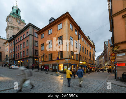 Stockholm, Schweden. September 2019. Angesichts der typischen alten Straßen und Geschäfte der Stadt, am Sonnenuntergang Stockfoto