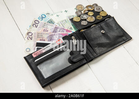 Schwarzes Leder-Etui mit polnischen Geld. Business Konzept Stockfoto