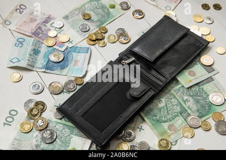 Schwarzes Leder-Etui mit polnischen Geld. Business Konzept Stockfoto