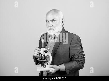 Molekularbiologie PhD Projekte. Reifer mann Anzug mit Mikroskop. Professor Dozent. Wissenschaftler der Mikrobiologie. Promotion und Habilitation die Beschäftigung. Biologie erfahrene Dozentin. Stockfoto