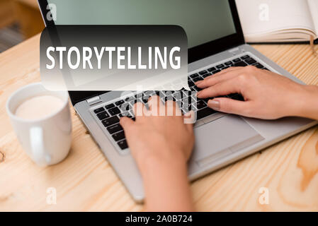 Text Zeichen angezeigt Storytelling. Business foto Präsentation sozialer und kultureller Aktivität mit theatralischen Gesten Frau Laptop smartphone Becher o Stockfoto