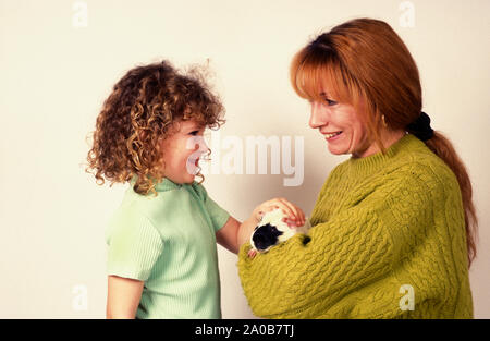 Mutter und Kind mit Meerschweinchen Stockfoto