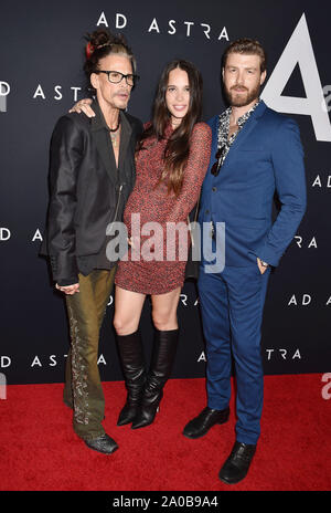 HOLLYWOOD, CA - 18. SEPTEMBER: (L-R) Steven Tyler, Chelsea Tyler und Jon Foster an der Premiere von Twentieth Century Fox's "Ad Astra" im Cinerama Dome am 18. September 2019 in Los Angeles, Kalifornien. Stockfoto