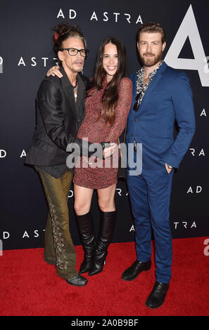 HOLLYWOOD, CA - 18. SEPTEMBER: (L-R) Steven Tyler, Chelsea Tyler und Jon Foster an der Premiere von Twentieth Century Fox's "Ad Astra" im Cinerama Dome am 18. September 2019 in Los Angeles, Kalifornien. Stockfoto