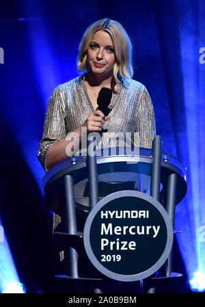 Lauren Laverne präsentieren während der Hyundai Mercury Prize 2019, bei Eventim Apollo, London statt. Stockfoto