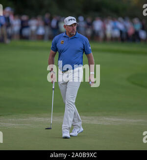 Wentworth Golf Club, Surrey, Großbritannien. 19. Sep 2019. European Tour Golf, BMW PGA Championship Wentworth; Lee Westwood (ENG) Am 18 grüne Credit: Aktion Plus Sport Bilder/Alamy leben Nachrichten Stockfoto