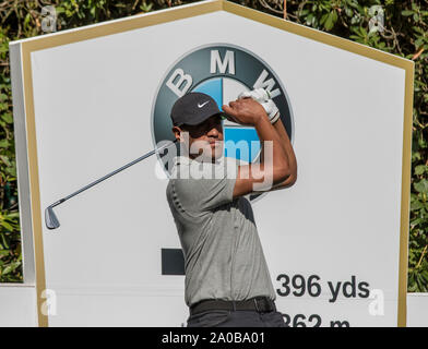 Wentworth Golf Club, Surrey, Großbritannien. 19. Sep 2019. European Tour Golf, BMW PGA Championship Wentworth; Tony Finau (USA) unter seinem T-Stück, das am 7. Loch Credit: Aktion Plus Sport Bilder/Alamy leben Nachrichten Stockfoto