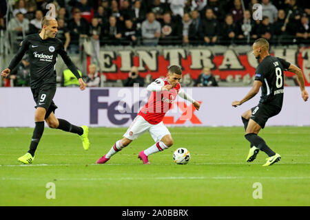 Frankfurt, Deutschland. 19 Sep, 2019. Frankfurt, Deutschland September 19, 2019: EL - 19/20 - Eintracht Frankfurt gegen Deutschland. Arsenal FC li. duke Lucas goalreira (Arsenal) versus Djibril Sow (Frankfurt), links im Hintergrund Bas Dost (Frankfurt), Landschaft, Landschaft | Verwendung der weltweiten Kredit: dpa/Alamy leben Nachrichten Stockfoto