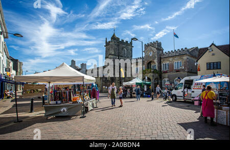 Outdoor Street Market in der High Street, Shaftesbury, Dorset, Großbritannien am 15. September 2019 Stockfoto