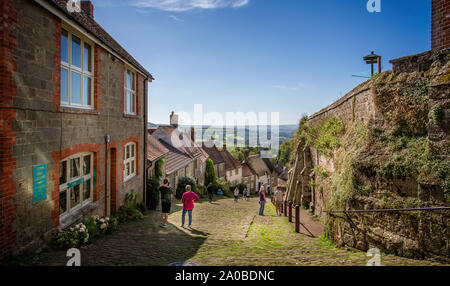 Berühmten Gold Hill in Shaftesbury, Dorset, Großbritannien am 15. September 2019 getroffen Stockfoto