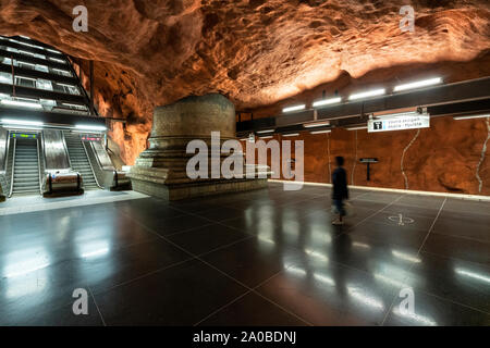 Stockholm, Schweden. September 2019. Die Innenansicht des U-Bahnhof Radhuset Plattform Stockfoto