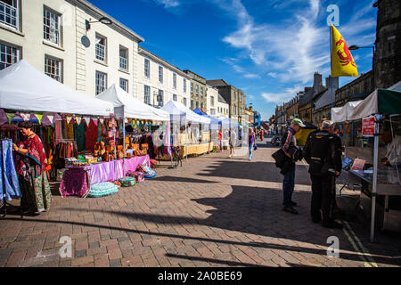 Outdoor Street Market in der High Street, Shaftesbury, Dorset, Großbritannien am 15. September 2019 Stockfoto