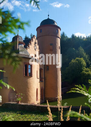 Turm und folgen auf der linken Seite Schloss Mespelbrunn Stockfoto