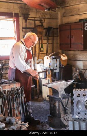 USA, Washington State, Fort Vancouver National Historic Site. August 20, 2019. Innenansicht am Hudson's Bay Company Fort Vancouver. Schmiede. Stockfoto