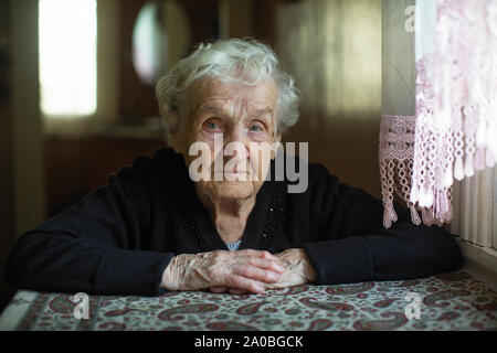Porträt eines alten grauhaarige Frau. Stockfoto