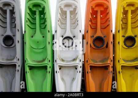 Paddle Boards zum Mieten an der Säule Point Harbor. Stockfoto