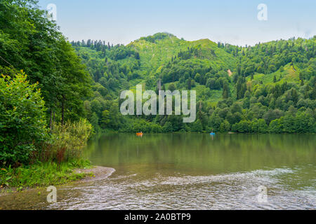 Karagol (blacklake) ist eine sehr beliebte Touristenattraktion in der Schwarzmeerregion, Borcka, Artvin/Türkei Stockfoto