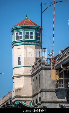 Einzigartige alte truss Zugbrücke Verkehr und Fußgänger Burnside Brücke über den Willamette River im Nordwesten Portland Oregon mit überstehenden facettierte towe Stockfoto