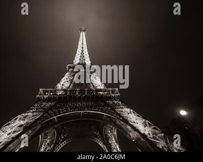 Paris, Frankreich - 20 Jan, 2019: Wide Low Angle View von ikonischen Eiffelturm Paris bei Nacht Schwarz/Weiß-Bild Stockfoto