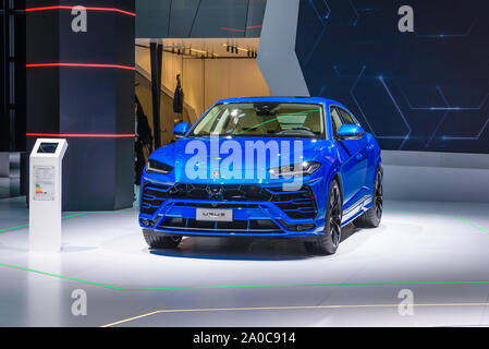 FRANKFURT, Deutschland - September 2019: Blaue SUV LAMBORGHINI URUS, Iaa Auto Ausstellung. Stockfoto