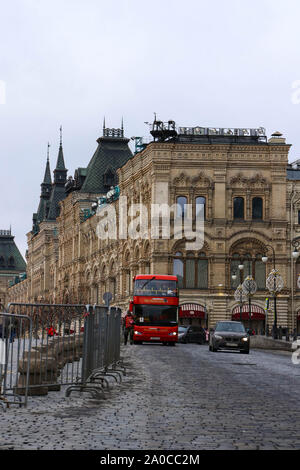 Doppeldecker rot Tourist Bus an Gum am Roten Platz. Russland Moskau. Februar 28, 2019 Stockfoto