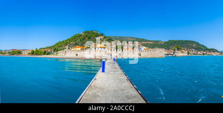 Blick auf den Hafen von Nafpaktos, Lepanto mit der Festung und dem Eingang des alten venezianischen Hafen, Griechenland Stockfoto