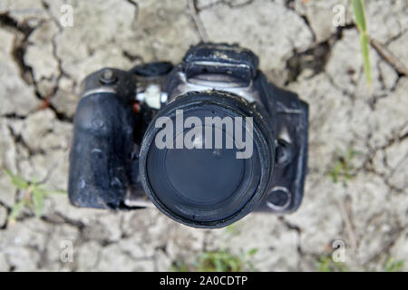 Wald Feuer geschmolzen, verkohlt und die Kamera von Rucksacktouristen zerstört. Als Ergebnis einer wildfire, die Fotografen Kamera brach, Eigentum beschädigt wurde. Stockfoto