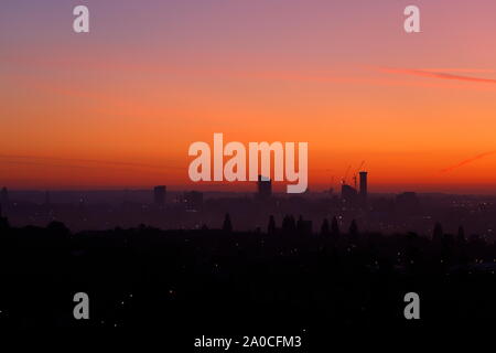 Silhouetten von hohen Gebäuden, die über den Horizont von Leeds Skyline bei Sonnenaufgang. Altus Haus ist im Bau auf der rechten Seite. Stockfoto