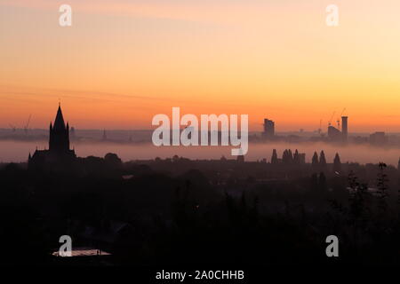 Leeds Skyline während einem nebligen Sunrise Stockfoto