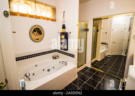 Modernes Bad mit Jacuzzi Wanne und Duschkabine Stockfoto