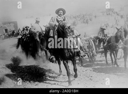 General Francisco "Pancho" Villa (1877-1923) auf dem Pferd, während der Mexikanischen Revolution. Möglicherweise in der Zeit der Schlacht von Ojinga, Chihuahua, die im Januar 1914 stattfand. Stockfoto