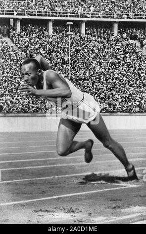 Jesse Owens gewinnt vier Goldmedaillen bei den Olympischen Sommerspielen 1936 in Berlin, Deutschland. Stockfoto