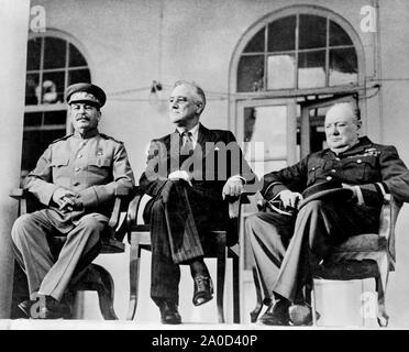 Franklin Delano Roosevelt, Joseph Stalin und Winston Churchill auf dem Portikus der Russischen Botschaft in Teheran, Iran, während der Konferenz von Teheran nach dem Zweiten Weltkrieg hielt am 28. November 1943 bis 1. Dezember 1943. Stockfoto