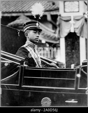 Hirohito Kaiser von Japan, das Tragen von japanischen Militär ist, Brustbild, nach rechts, in Wagen mit chrysantheme Emblem auf der Tür sitzt. Stockfoto