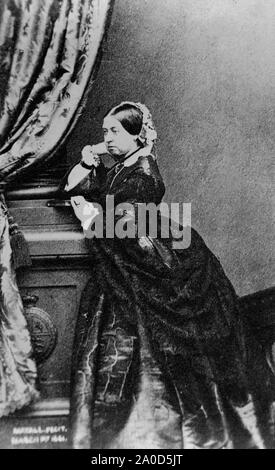 Victoria (Alexandrina Victoria; 24. Mai 1819 - 22. Januar 1901) war Königin des Vereinigten Königreichs von Großbritannien und Irland vom 20. Juni 1837 bis zu ihrem Tod. Am 1. Mai 1876, nahm sie die zusätzlichen Titel der Kaiserin von Indien. Als der viktorianischen Ära bekannt, ihre Herrschaft von 63 Jahren und sieben Monaten war länger als die ihrer Vorgänger. Es war eine Zeit der industriellen, kulturellen, politischen, wissenschaftlichen und militärischen Veränderungen innerhalb des Vereinigten Königreichs und wurde durch eine große Expansion des Britischen Imperiums gekennzeichnet. Victoria war die Tochter von Prinz Eduard, Herzog von Kent und Strathearn. Stockfoto