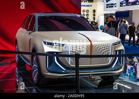 FRANKFURT, Deutschland - September 2019: Sand golden Silber HONGQI E115 SUV China Electric Concept Car, IAA International Motor Show Auto Ausstellung. Stockfoto