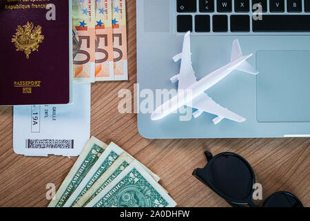 Urlaub wirtschaft Berechnung Reisepass computer Euro Dollar plain Stockfoto