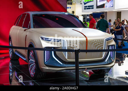 FRANKFURT, Deutschland - September 2019: Sand golden Silber HONGQI E115 SUV China Electric Concept Car, IAA International Motor Show Auto Ausstellung. Stockfoto